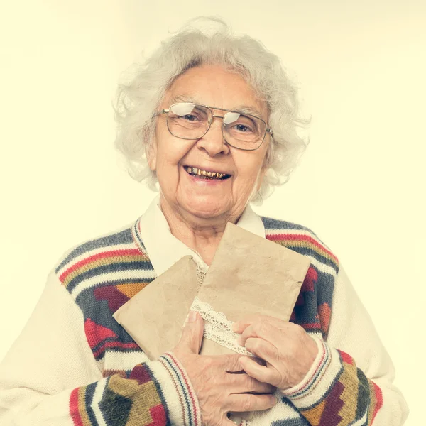 Anciana sosteniendo sobres viejos — Foto de Stock