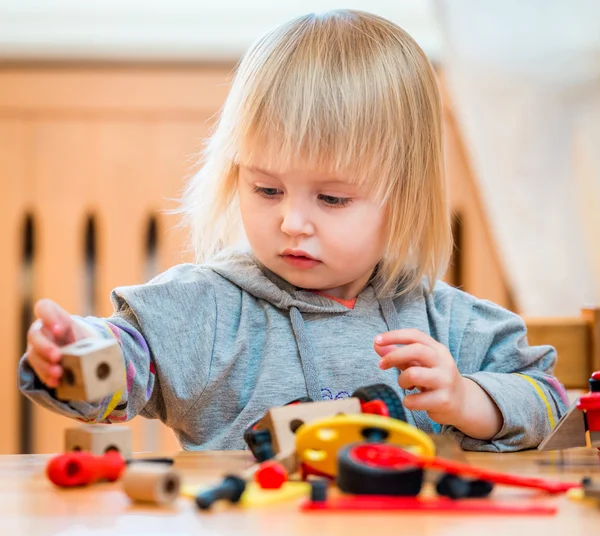 Ragazza carina giocare con il costruttore — Foto Stock