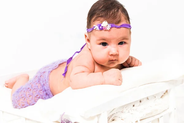 Bebê menina deitada na cama — Fotografia de Stock