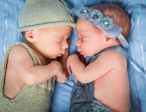 Newborn twins l sleeping in a basket — Stock Photo, Image