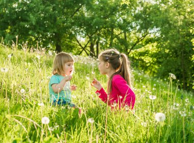 Sahada iki mutlu küçük kız kardeş