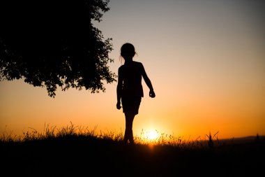 bir genç kız silüeti