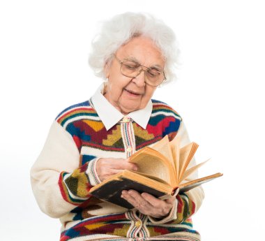 yaşlı kadın eski bir kitap lanetleme