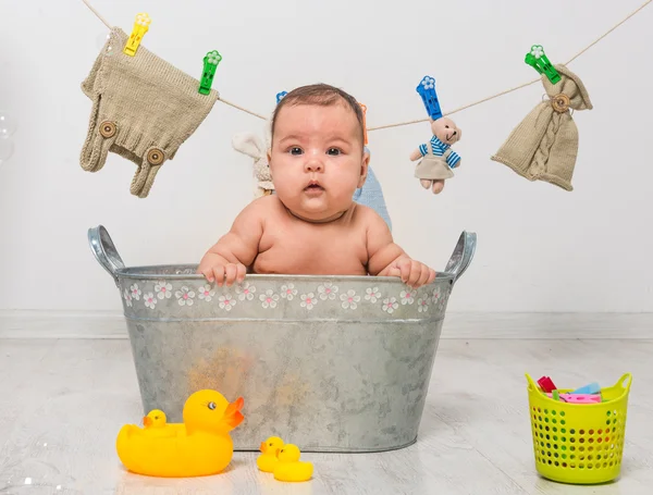 Baby flicka badar i ett tråg — Stockfoto
