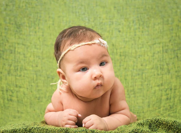 Niña de dos meses con decoración en la cabeza —  Fotos de Stock