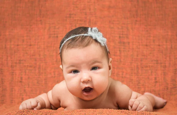 Fille de deux mois avec décoration sur une tête — Photo