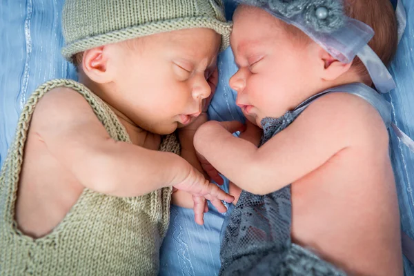 Pasgeboren tweeling l slapen in een mand — Stockfoto