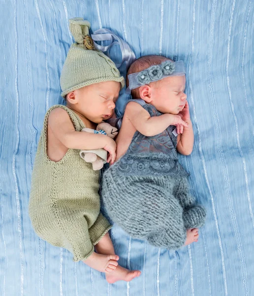 Новорожденные близнецы Я сплю в корзине — стоковое фото