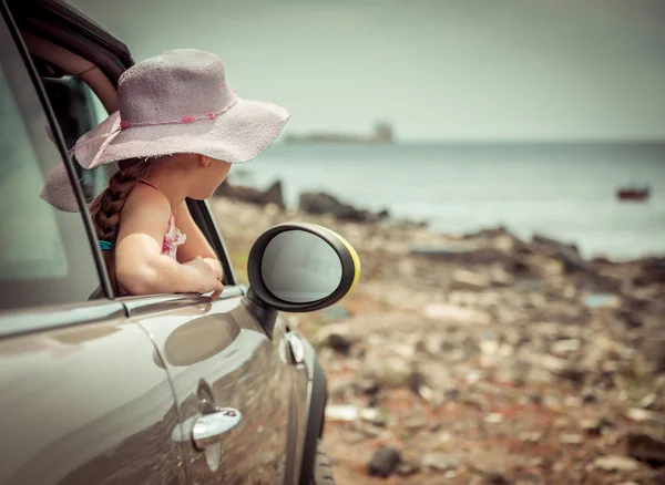 Bambina che viaggia in auto — Foto Stock