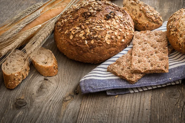 Tahta bir arka planda ekmek — Stok fotoğraf