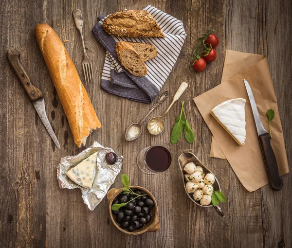 Queso y otros ingredientes en una mesa de madera — Foto de Stock