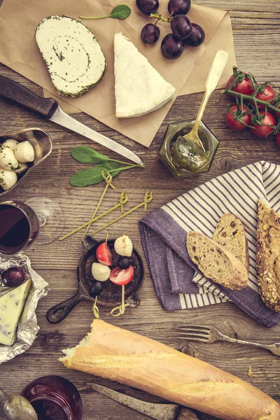 Snacks franceses sobre fondo de madera — Foto de Stock