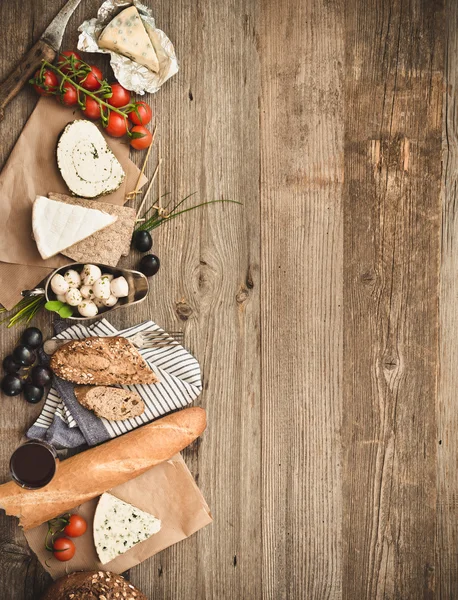 Franska snacks på ett träbord — Stockfoto