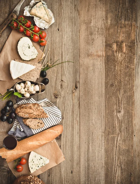 Franse snacks op een houten tafel — Stockfoto