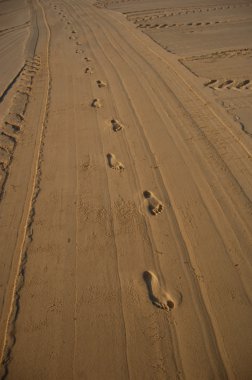 Kumsalda ayak izleri