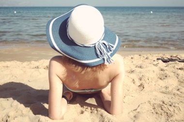 Tiren Denizi kumsalda güneşlenme genç bayan