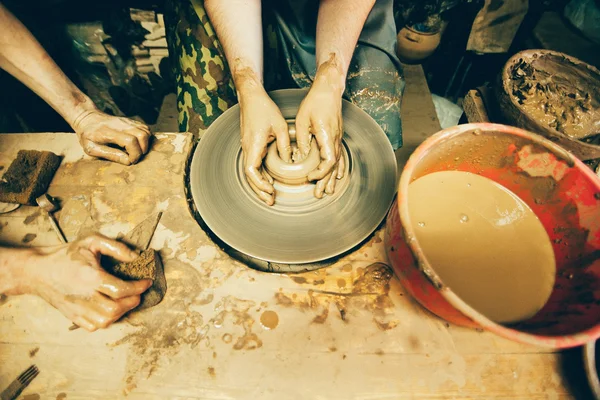 Eller genç Potter, pot, Beyaz Rusya, Dukorski maentak aralığına üretildi, 2016 yaz