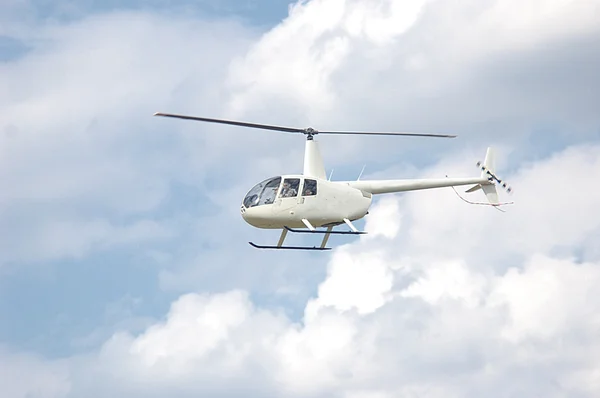 Robinson R44 helicopter flying in the blue sky — Stock Photo, Image