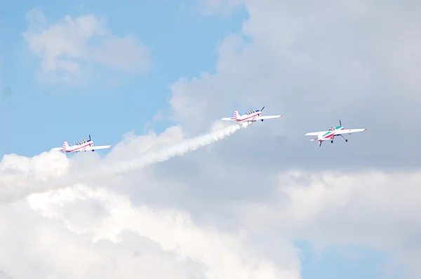 Tři Yak-52 létající v sevřené formaci, Yak-52 sportovní letadla ve vzduchu pro pilotáž technika — Stock fotografie