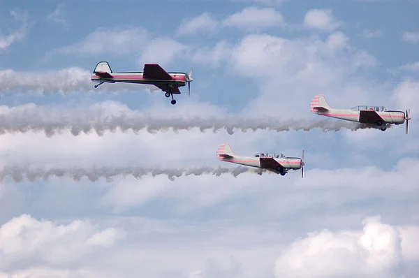 Tři Yak-52 létající v sevřené formaci, Yak-52 sportovní letadla ve vzduchu pro pilotáž technika — Stock fotografie