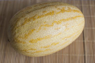 Tablo üzerinde olgunlaşmış kavun