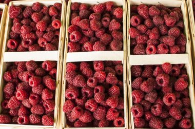 piyasada sepetler içinde ahududu