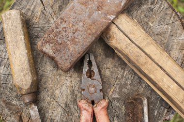 Güvertede eski paslı araçları