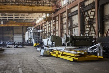 Terkedilmiş metal işleme tesisi içinde. Metal işleme fabrikası. Riga. Letonya.