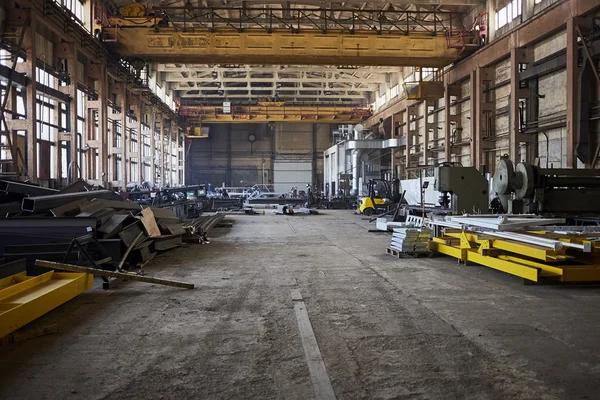 Terkedilmiş metal işleme tesisi içinde. Metal işleme fabrikası. Riga. Letonya.