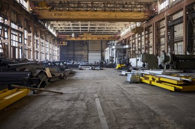 Terkedilmiş metal işleme tesisi içinde. Metal işleme fabrikası. Riga. Letonya.