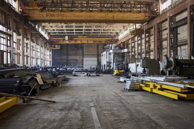 Terkedilmiş metal işleme tesisi içinde. Metal işleme fabrikası. Riga. Letonya.