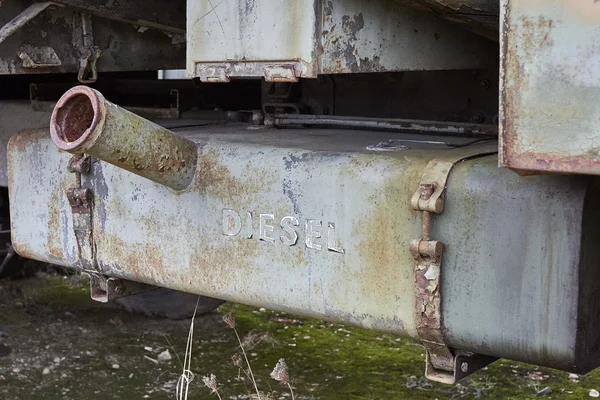 Um velho camião do exército abandonado no deserto. Tanque diesel na máquina do exército — Fotografia de Stock