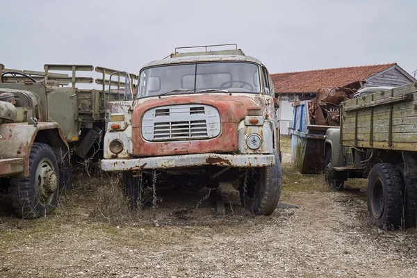 Viejos coches del ejército. Cómo muere el auto. Coche cerrado con balas . —  Fotos de Stock