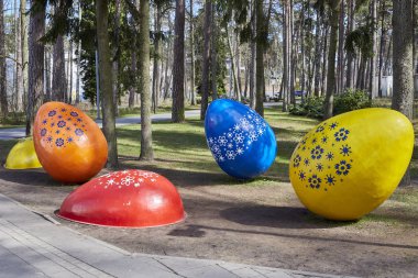 Paskalya yumurtaları çim dekore edilmiştir. Son derece büyük Paskalya yumurtaları.