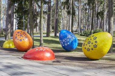 Paskalya yumurtaları çim dekore edilmiştir. Son derece büyük Paskalya yumurtaları.