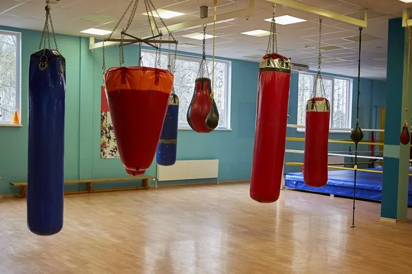 Интерьер просторного тренажерного зала с боксерскими грушами Стоковое Фото