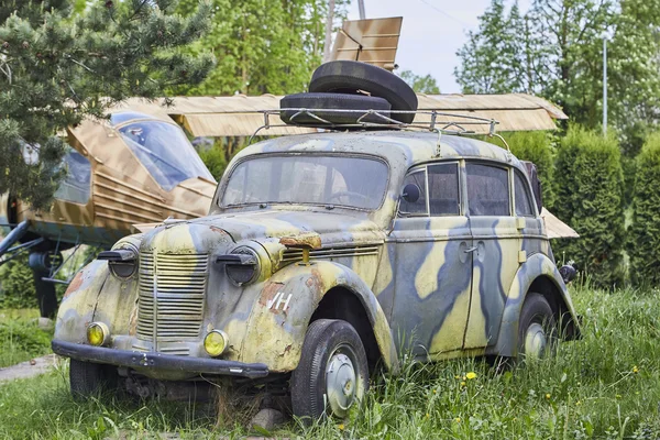 Oude leger auto op achtertuin. — Stockfoto