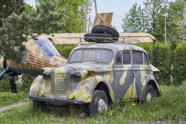 Oude leger auto op achtertuin. — Stockfoto