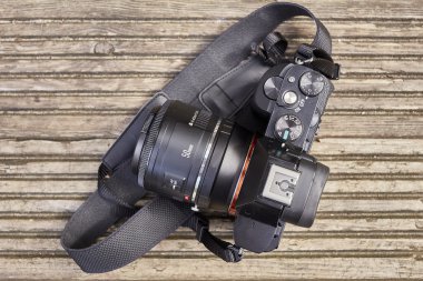 Ahşap arka plan üzerinde modern aynasızlar kamera