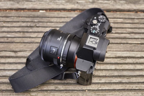 Moderne mirrorless camera op houten achtergrond — Stockfoto