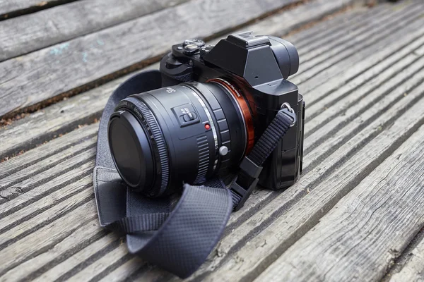 Moderne mirrorless camera op houten achtergrond — Stockfoto