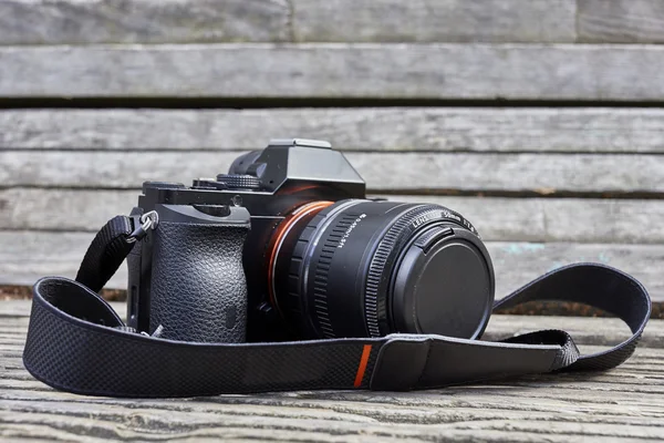 Moderne mirrorless camera op houten achtergrond — Stockfoto