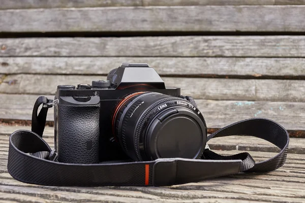 Câmera mirrorless moderna em fundo de madeira — Fotografia de Stock