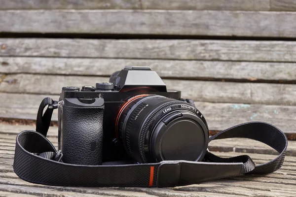 Câmera mirrorless moderna em fundo de madeira — Fotografia de Stock