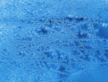 Kış camında buz deseni