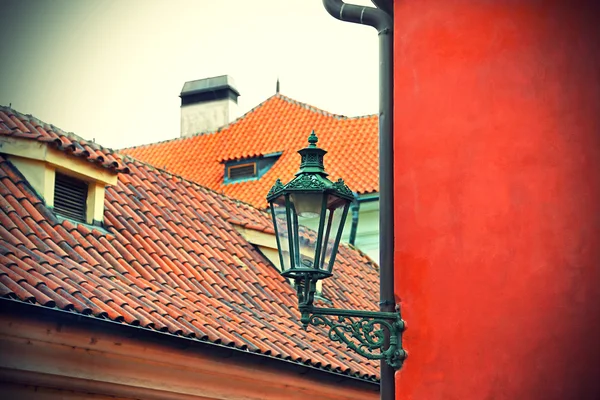 Geleneksel sokak lambası ve Prag kiremitli çatıları — Stok fotoğraf