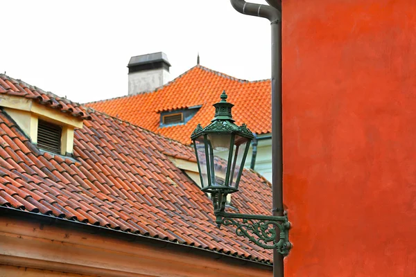 Geleneksel sokak lambası ve Prag kiremitli çatıları — Stok fotoğraf