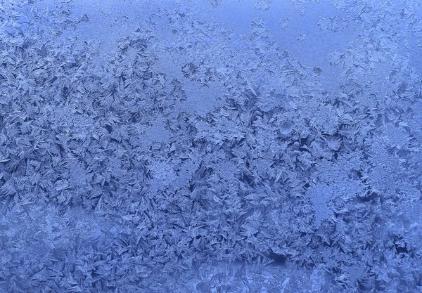 Природный лед на зимнем стекле — стоковое фото