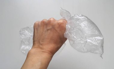 Plastik bir paket, yakın plan. Plastiksiz temiz bir gezegen için. Çöp toplamayı ayır.