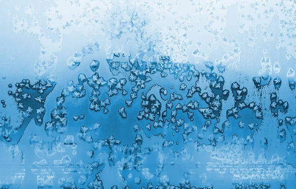 具有美丽冰纹的冬季窗玻璃的结构 自然季节背景特写 — 图库照片